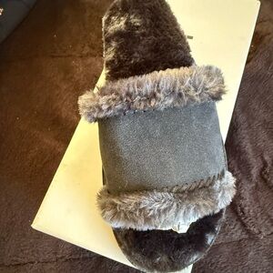 Minnetonka Gray Furry Slide Sandals They Have A Nice Grip On The Bottom sz 9